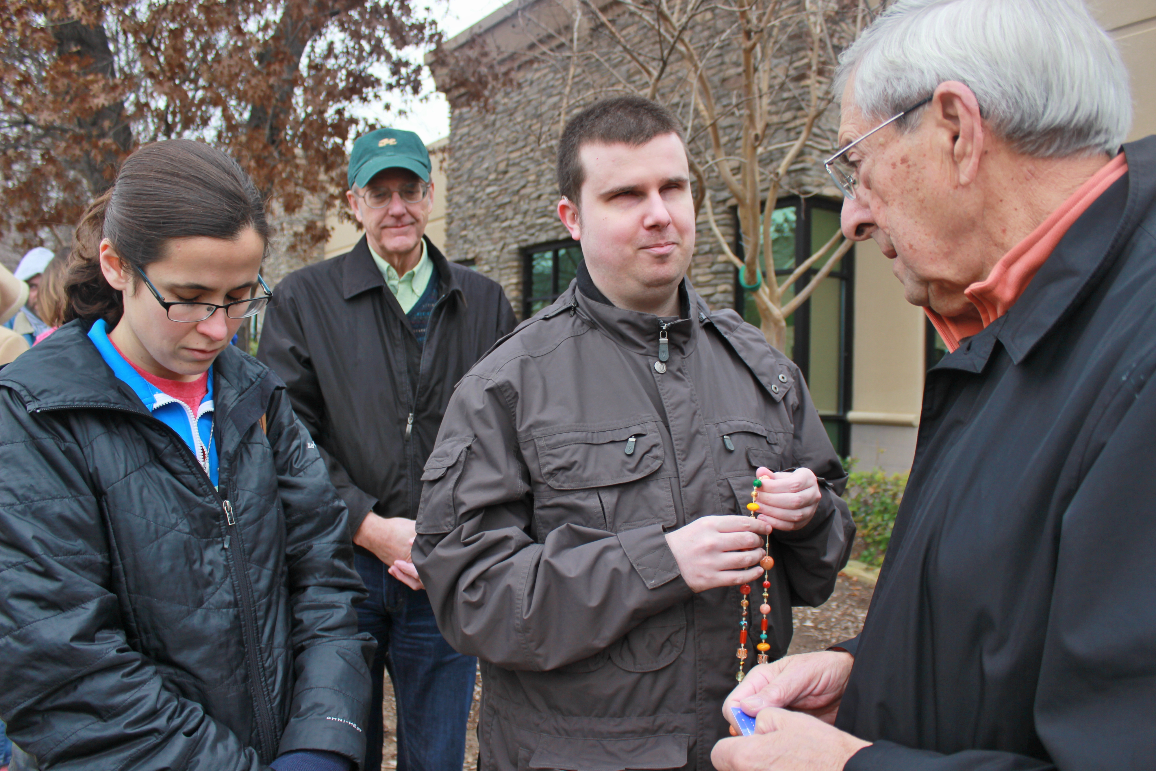 people praying outside abortion facility